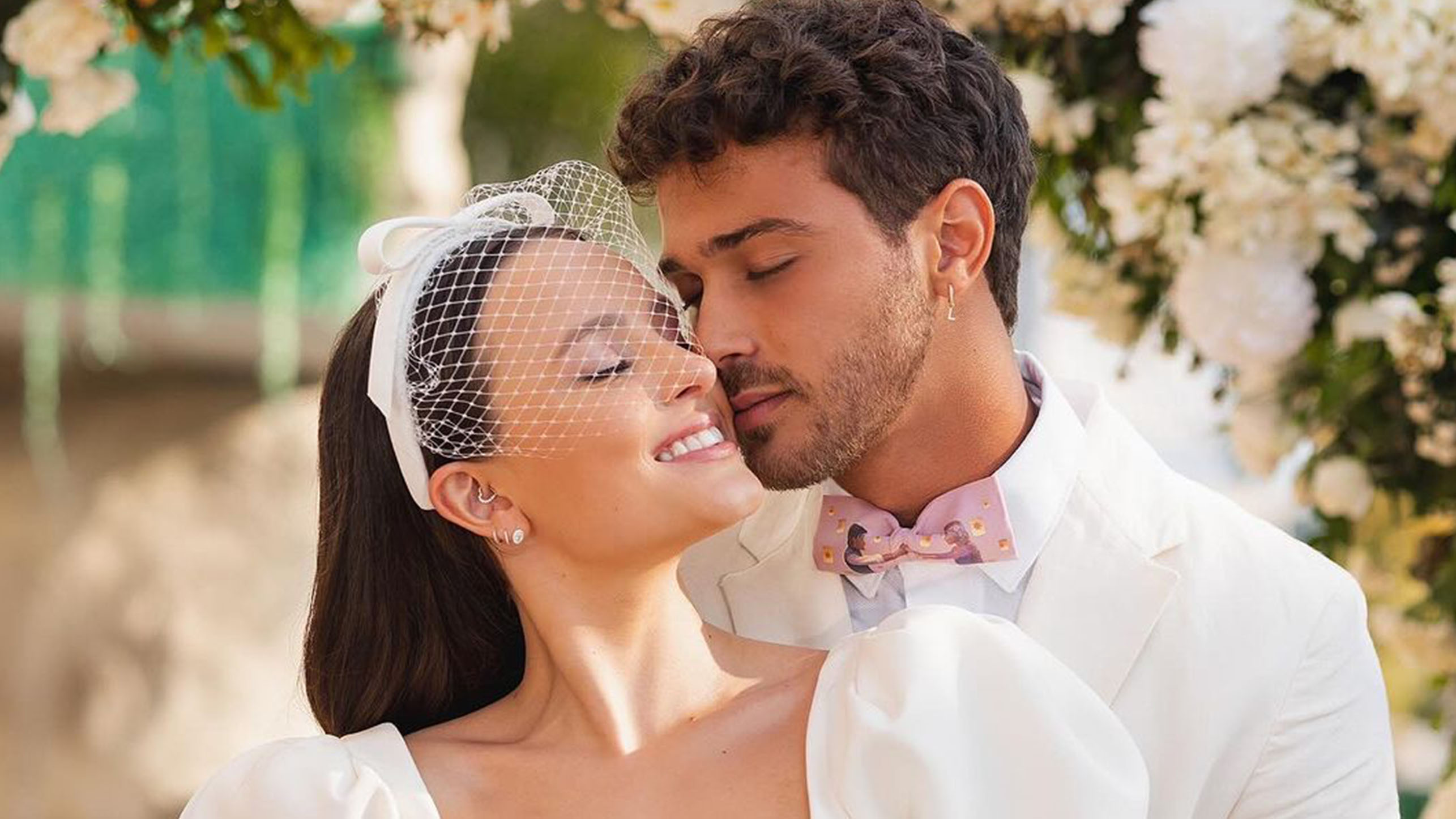 Larissa e André estavam noivos desde o fim de 2022. A atriz apostou em um vestido curto e clean para a cerimônia, enquanto André investiu em um terno branco