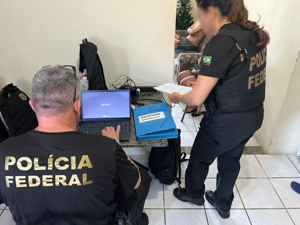 O homem, um atendente que trabalha em uma pizzaria, foi detido dentro de casa, no bairro Nova Carapina I, Serra, com imagens de abuso sexual infantil armazenadas em seu celular.