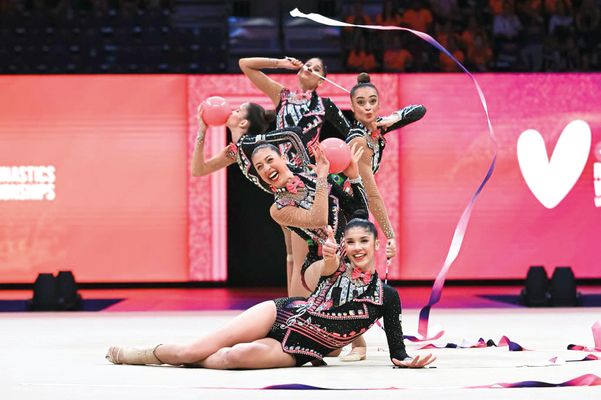 Durante apresentação com a seleção de ginástica rítmica por Acervo pessoal