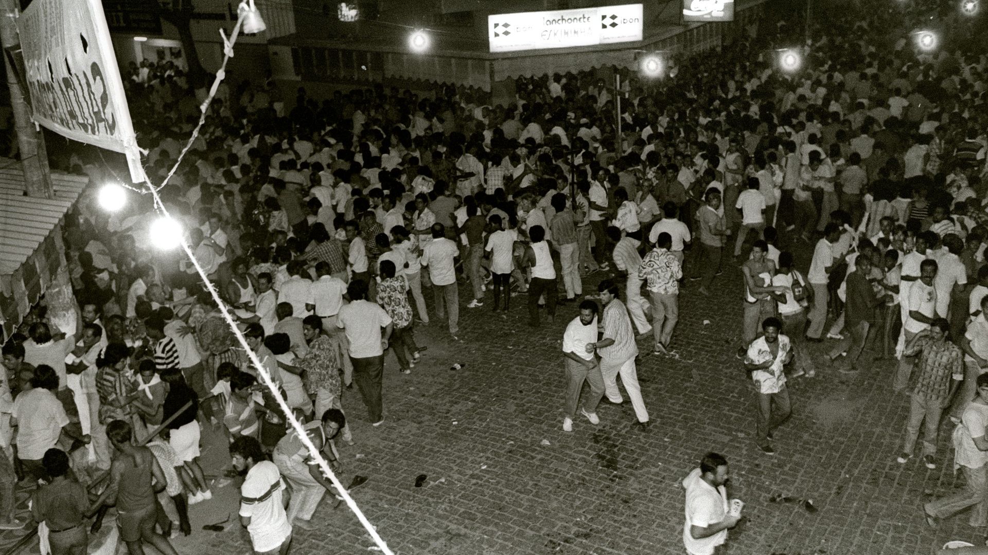 Tumulto em frente ao portão do Convento, em 1989