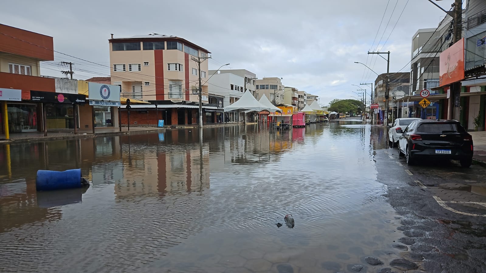 Imagens mostram a principal avenida do balneário no Norte do Espírito Santo, onde fica um posto de saúde, completamente tomada pela água