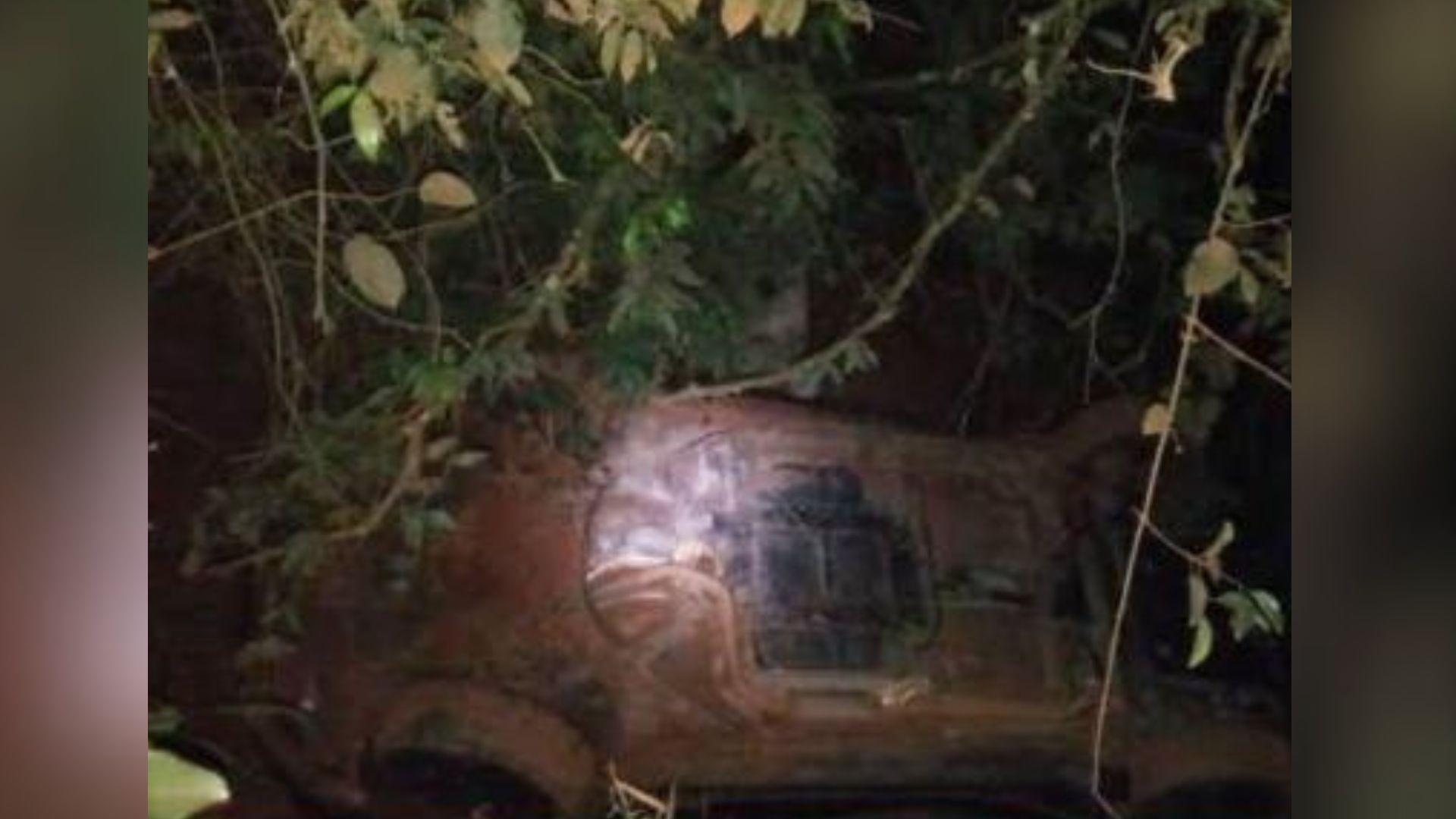 Vítimas estavam em uma Chevrolet S10, que teria capotado e caído em um ribanceira