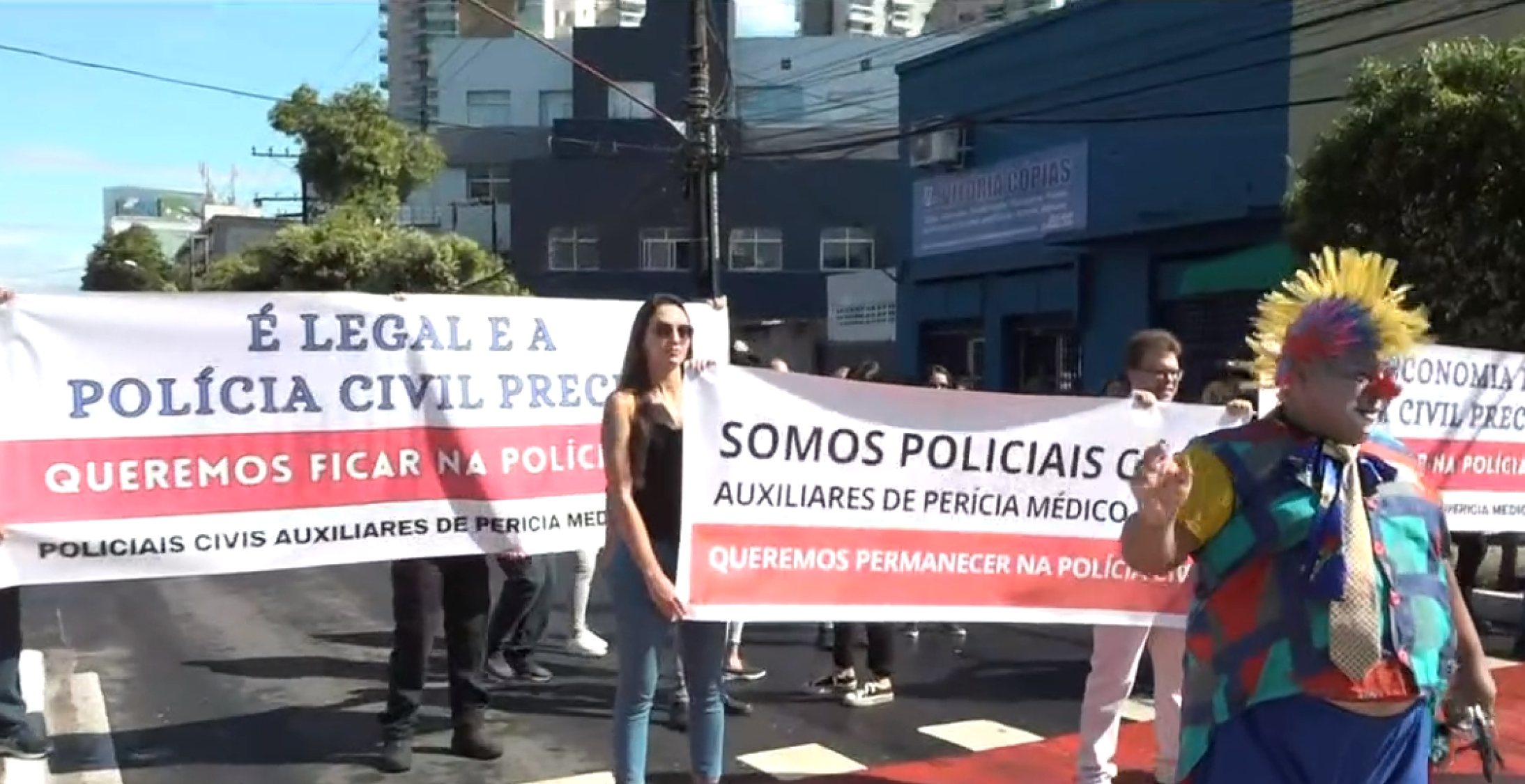 Dezenas de servidores ocuparam a avenida, na altura do bairro Santa Luíza, onde fica a Chefatura da Polícia Civil, interditando parcialmente a via (sentido Serra)
