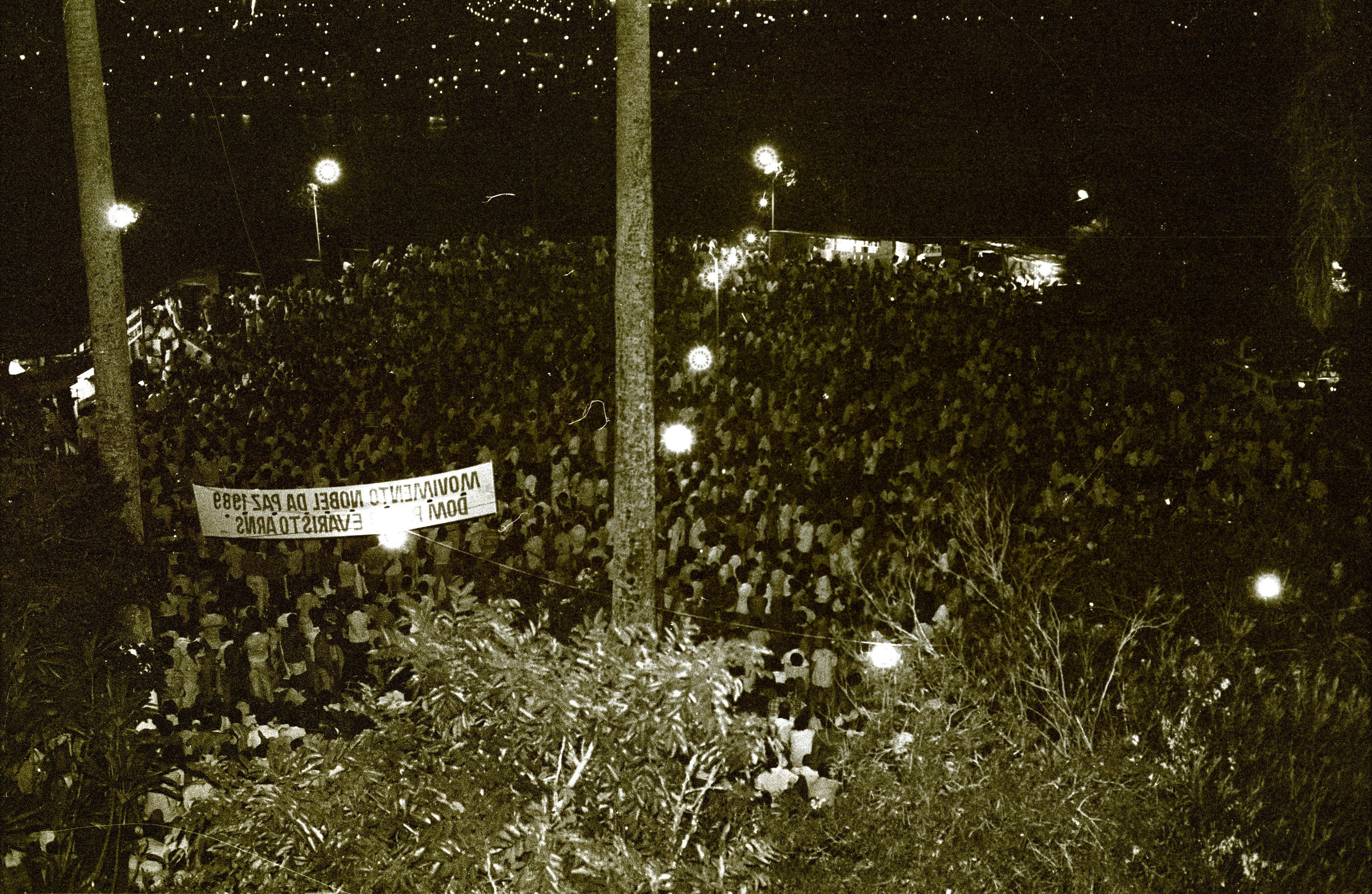 Tumulto em frente ao portão do Convento, em 1989