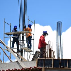 Há postos para ajudante de estruturas metálicas, alimentador de linha de produção, atendente de lanchonete, carregador de descarregador de caminhões, eletricista, gerente de recursos humanos, entre outras chances