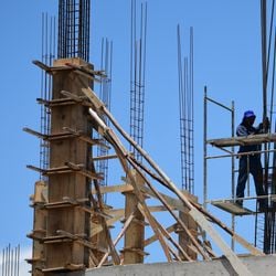 Há postos para agente de pátio, ajudante de carga e descarga, ajudante de estrutura metálicas, armador de ferros, atendente de telemarketing, carpinteiro, frentista, pedreiro, entre outras chances