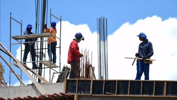 Setor da construção enfrenta uma das maiores crises de escassez de mão de obra, especialmente pela falta de qualificação e pelo desinteresse dos jovens em suportar as condições de trabalho nos canteiros