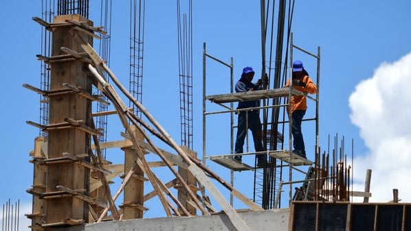 Há postos para agente de pátio, ajudante de carga e descarga, ajudante de estrutura metálicas, armador de ferros, atendente de telemarketing, carpinteiro, frentista, pedreiro, entre outras chances