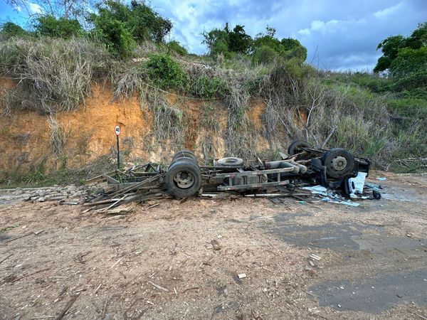 Caminhão cai de ribanceira de 50 metros em São Roque do Canaã
