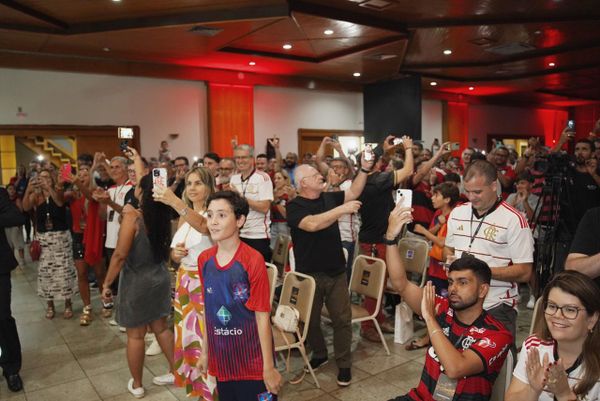 Zico voltou a Vitória para realizar uma palestra e foi prestigiado pelos torcedores por Diego Alves