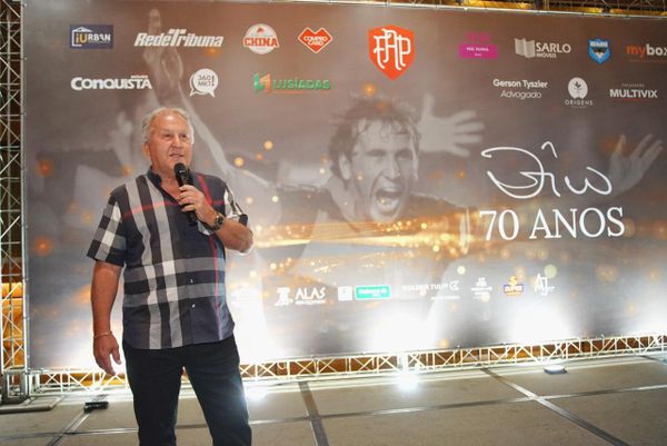 Zico voltou a Vitória para realizar uma palestra e foi prestigiado pelos torcedores por Diego Alves