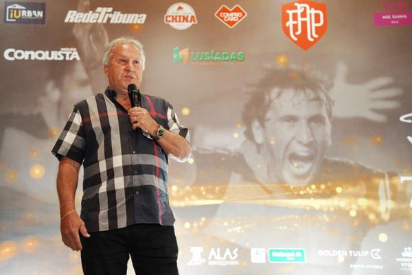 Zico voltou a Vitória para realizar uma palestra e foi prestigiado pelos torcedores por Diego Alves