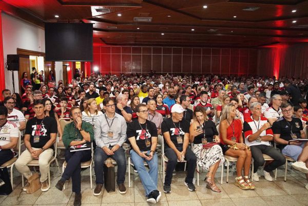 Zico voltou a Vitória para realizar uma palestra e foi prestigiado pelos torcedores por Diego Alves