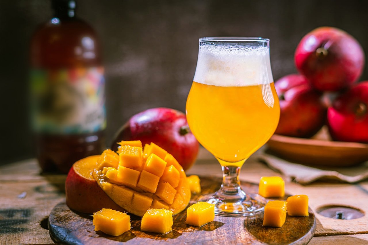 Entenda por que versões da bebida com notas de frutas vêm ganhando espaço no portifólio de grandes cervejarias brasileiras