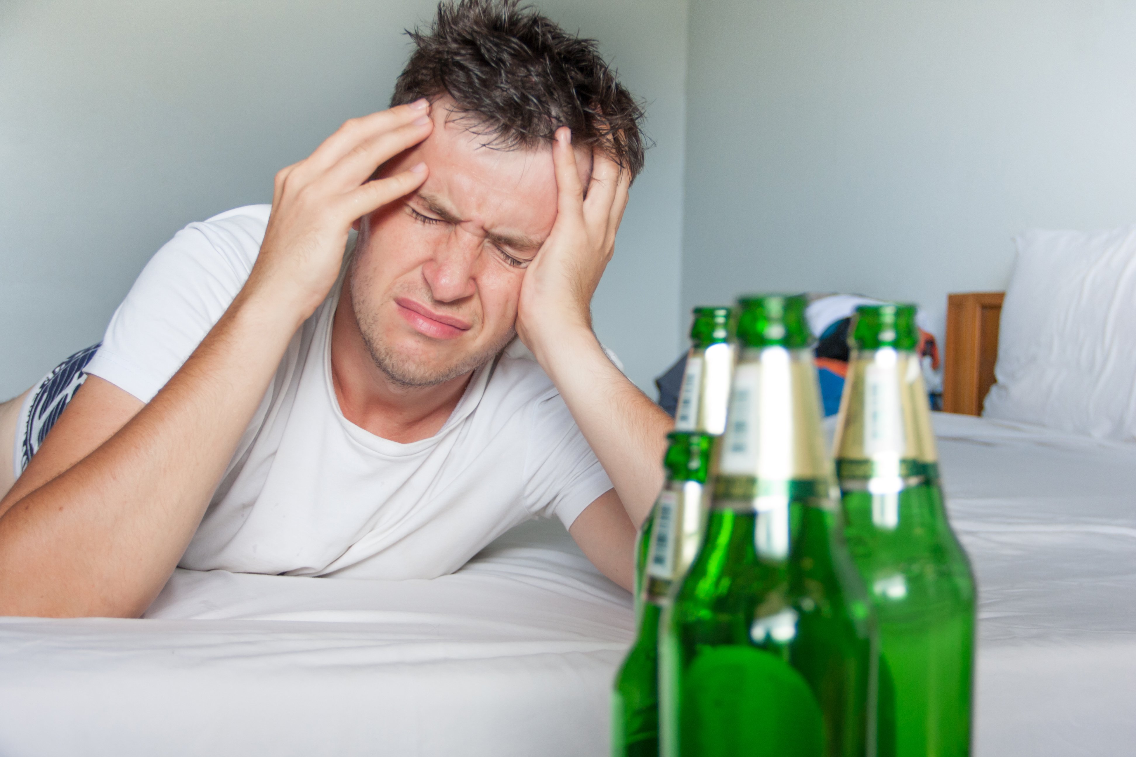 Conheça dicas de cervejeiros para lidar com o mal-estar causado pela bebedeira e saiba o que médicos sugerem para aliviar os sintomas