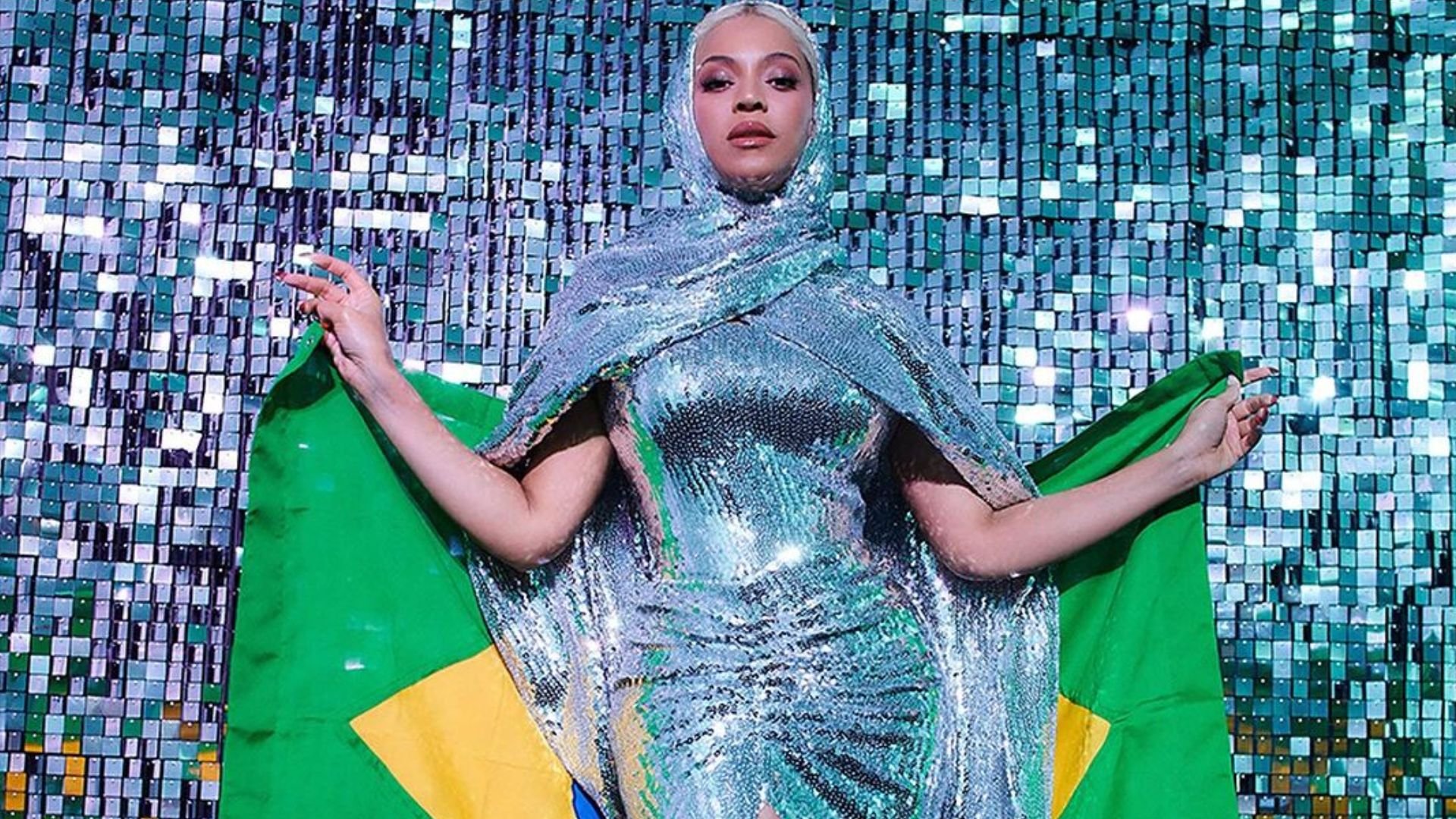 Cantora americana visitou o país de surpresa na noite desta quinta-feira para agradecer a seus fãs brasileiros