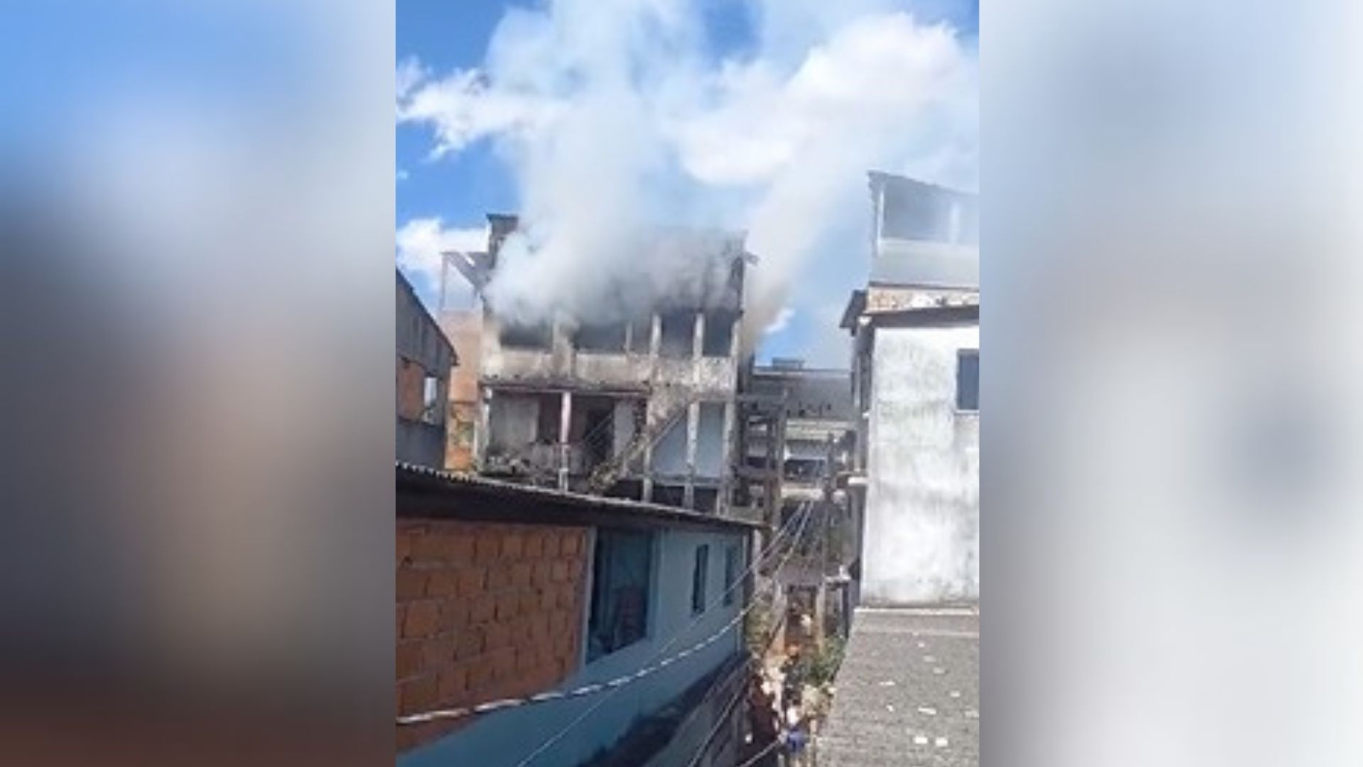Segundo o Corpo de Bombeiros, a equipe foi acionada por volta das 13h para combater o fogo na residência, que fica em Itararé