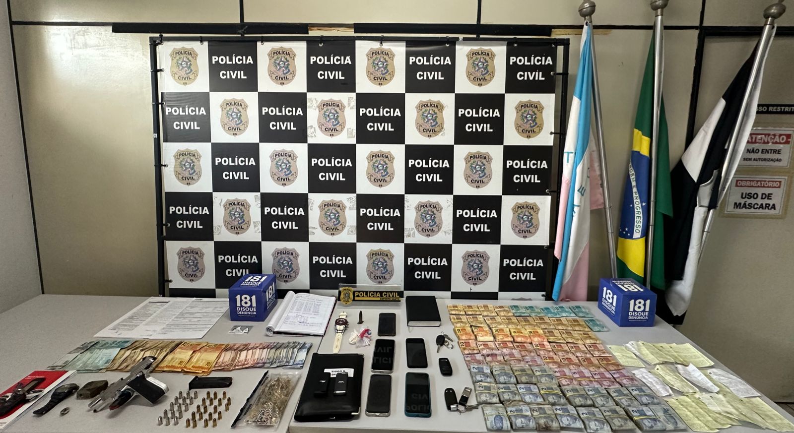 Polícia Civil disse que integrantes da quadrilha atuavam na região de Porto Canoa e Serra Dourada I e II e tiveram carros, dinheiro, arma e comprovantes de depósito apreendidos