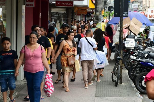 Comércio se movimenta para o Natal na Av. Expedito Garcia, Campo Grande, Cariacica