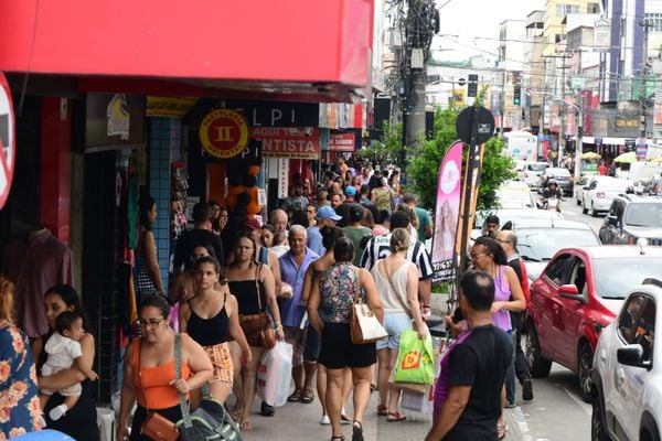 Comércio se movimenta para o Natal na Av. Expedito Garcia, Campo Grande, Cariacica