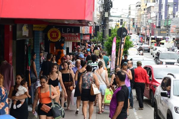 Comércio se movimenta para o Natal na Av. Expedito Garcia, Campo Grande, Cariacica