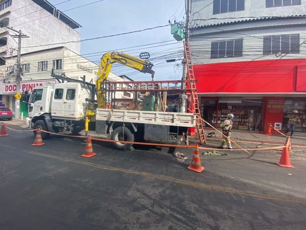 EDP troca transformador na Avenida Espírito Santo, em Bela Aurora, Cariacica