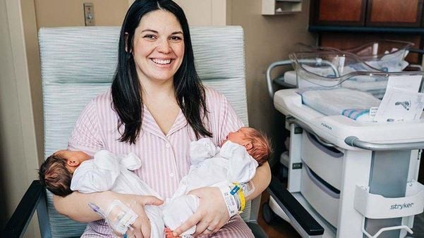 Kelsey Hatcher, 32, deu à luz uma menina na terça-feira e uma segunda filha na quarta-feira, em um total de 20 horas de parto.