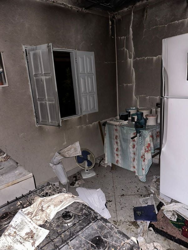 Paredes ficaram queimadas após incêndio motivado por raio em Águia Branca por Josiane Matuchack Rocha
