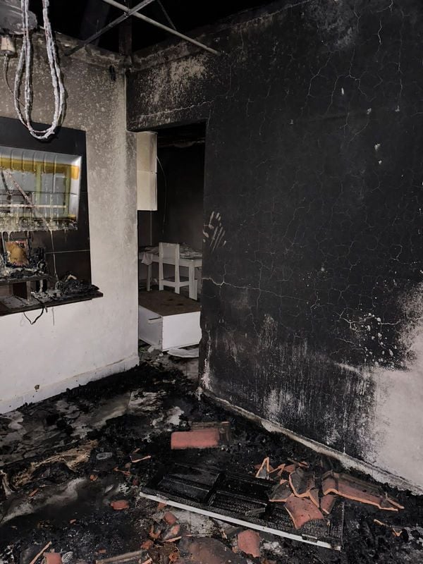 Paredes ficaram queimadas após incêndio motivado por raio em Águia Branca por Josiane Matuchack Rocha