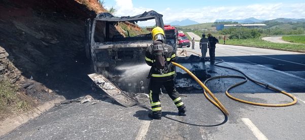 Caminhão pega fogo e bombeiros são acionados em Cachoeiro de Itapemirim 