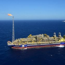 O barril de petróleo que, desde o começo de 2025, vinha variando entre US$ 60 e US$ 75 dólares, chegou a bater em US$ 116 e, agora, está rondando os US$ 100