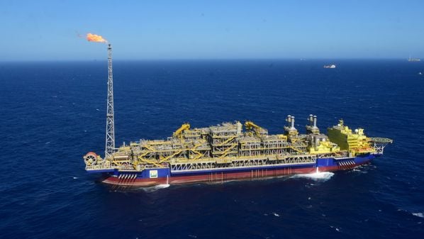 O barril de petróleo que, desde o começo de 2025, vinha variando entre US$ 60 e US$ 75 dólares, chegou a bater em US$ 116 e, agora, está rondando os US$ 100