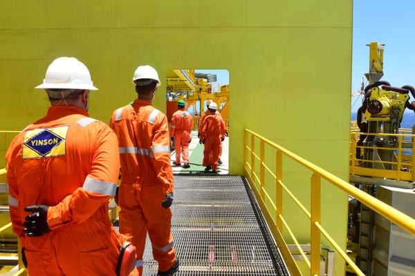Navio-plataforma Anna Nery da Petrobras na Bacia de Campos por Carlos Alberto Silva