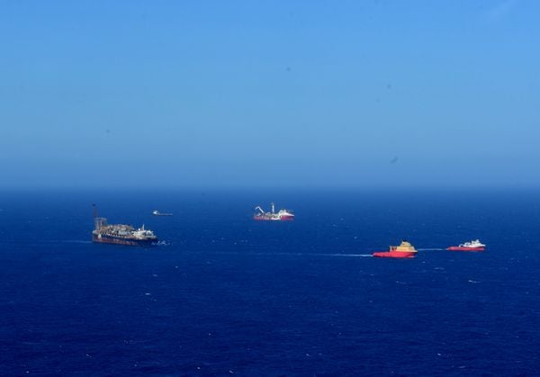Navio-plataforma Anna Nery da Petrobras na Bacia de Campos por Carlos Alberto Silva