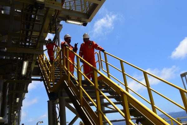 Navio-plataforma Anna Nery da Petrobras na Bacia de Campos por Carlos Alberto Silva