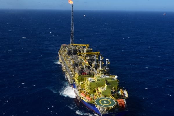 Navio-plataforma Anna Nery da Petrobras na Bacia de Campos por Carlos Alberto Silva