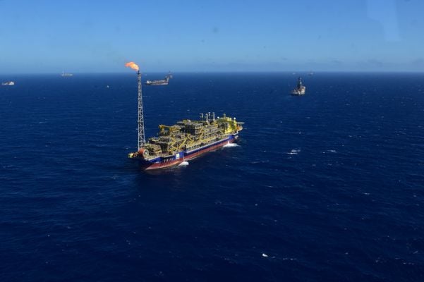 Navio-plataforma Anna Nery da Petrobras na Bacia de Campos por Carlos Alberto Silva