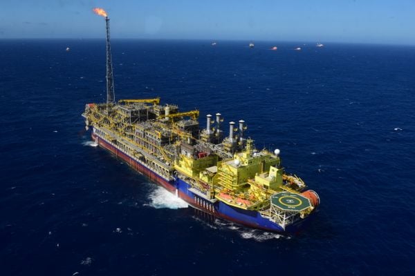 Navio-plataforma Anna Nery da Petrobras na Bacia de Campos por Carlos Alberto Silva