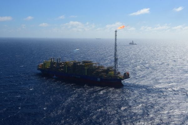 Navio-plataforma Anna Nery da Petrobras na Bacia de Campos por Carlos Alberto Silva