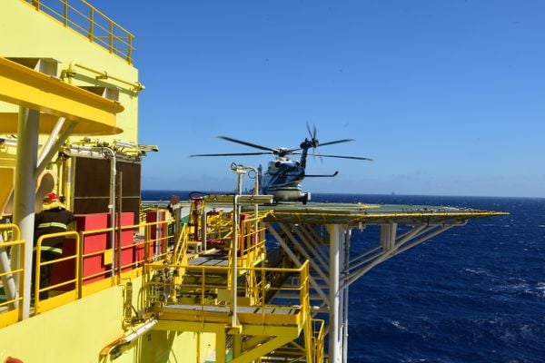 Navio-plataforma Anna Nery da Petrobras na Bacia de Campos por Carlos Alberto Silva