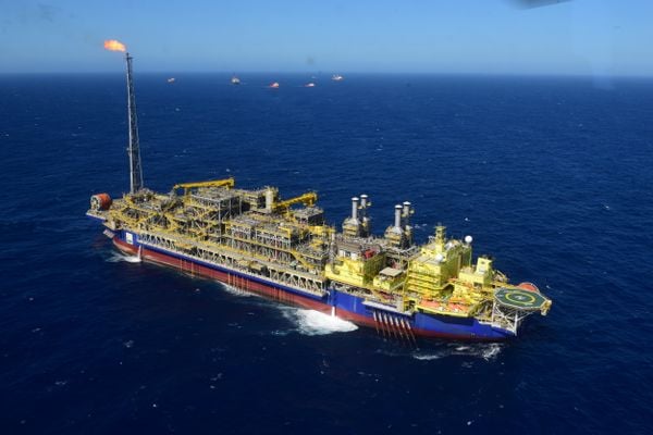 Navio-plataforma Anna Nery da Petrobras na Bacia de Campos por Carlos Alberto Silva