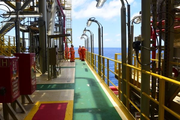 Navio-plataforma Anna Nery da Petrobras na Bacia de Campos por Carlos Alberto Silva