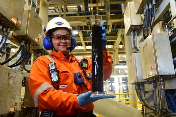 Navio-plataforma Anna Nery da Petrobras na Bacia de Campos por Carlos Alberto Silva