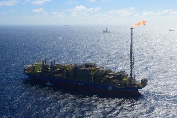 Navio-plataforma Anna Nery da Petrobras na Bacia de Campos por Carlos Alberto Silva