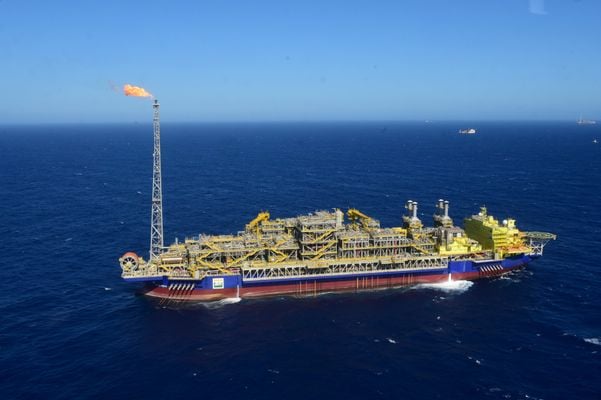 Navio-plataforma Anna Nery da Petrobras na Bacia de Campos por Carlos Alberto Silva