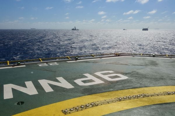 Navio-plataforma Anna Nery da Petrobras na Bacia de Campos por Carlos Alberto Silva