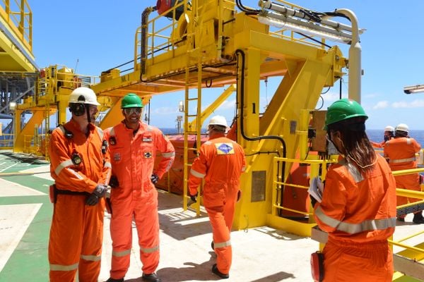 Navio-plataforma Anna Nery da Petrobras na Bacia de Campos por Carlos Alberto Silva