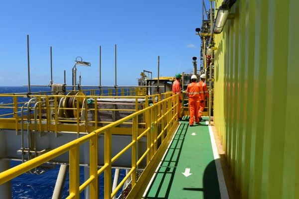 Navio-plataforma Anna Nery da Petrobras na Bacia de Campos por Carlos Alberto Silva