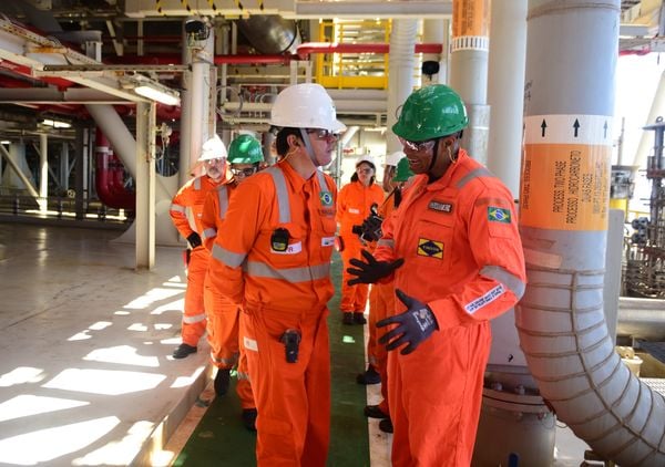 Navio-plataforma Anna Nery da Petrobras na Bacia de Campos por Carlos Alberto Silva