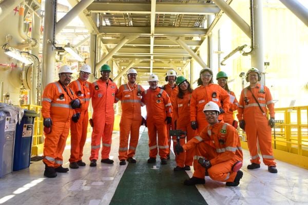 Navio-plataforma Anna Nery da Petrobras na Bacia de Campos por Carlos Alberto Silva